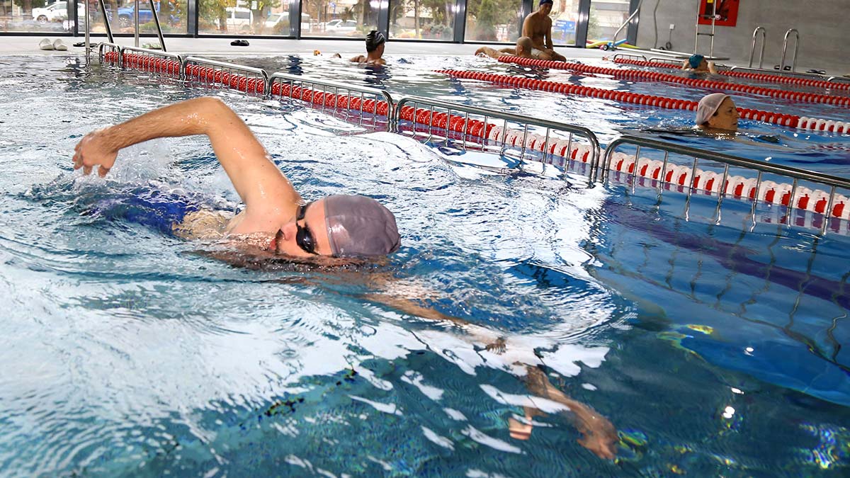 Kış gününde havuz keyfi