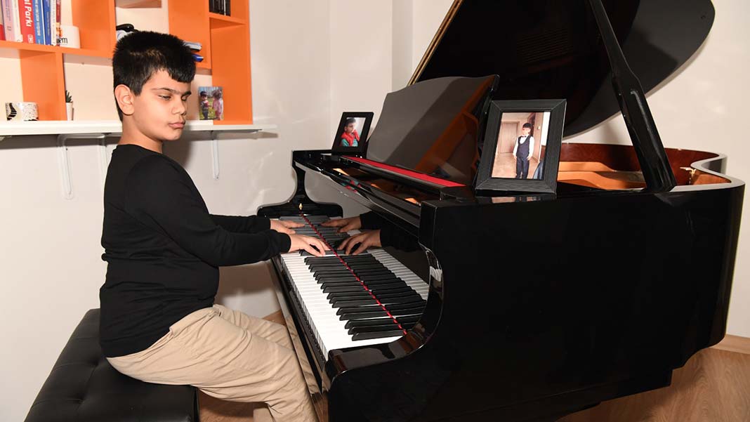 Erdoğan, kusursuz kulak Bager'e piyano gönderdi