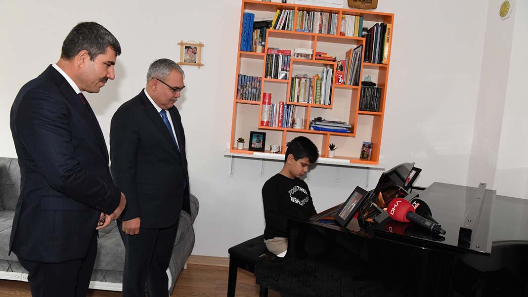 " Türkiye’nin gururu olacak. Bu vesileyle Sultan Alparslan Diyarı Muş’tan tüm Türkiye’ye selamlarımızı, hürmetlerimizi sunuyoruz"