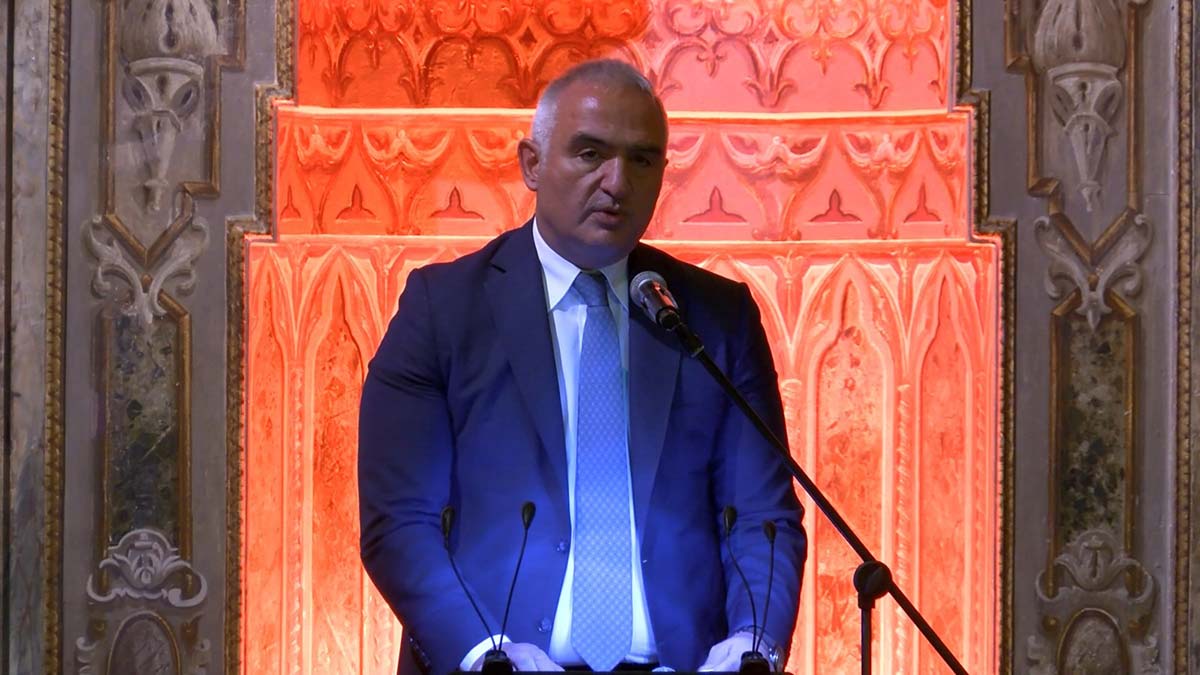 " Bu vesileyle hazretin her vefat yıl dönümünde Şeb-i Arus törenleri vesilesiyle bir araya geliyor, Mevlana'nın çağları aşan sesine kulak vermeye çalışıyoruz. "