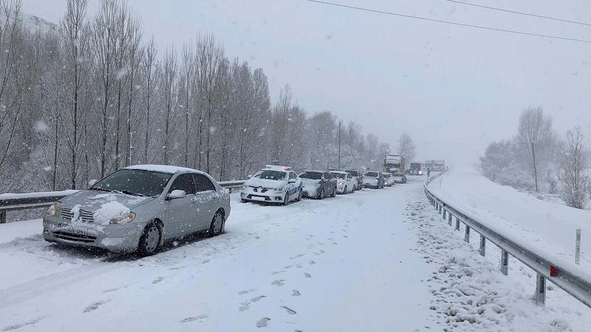 Trafik ve karayolları ekipleri, yolu yeniden ulaşıma açmak için çalışmalara başladı 