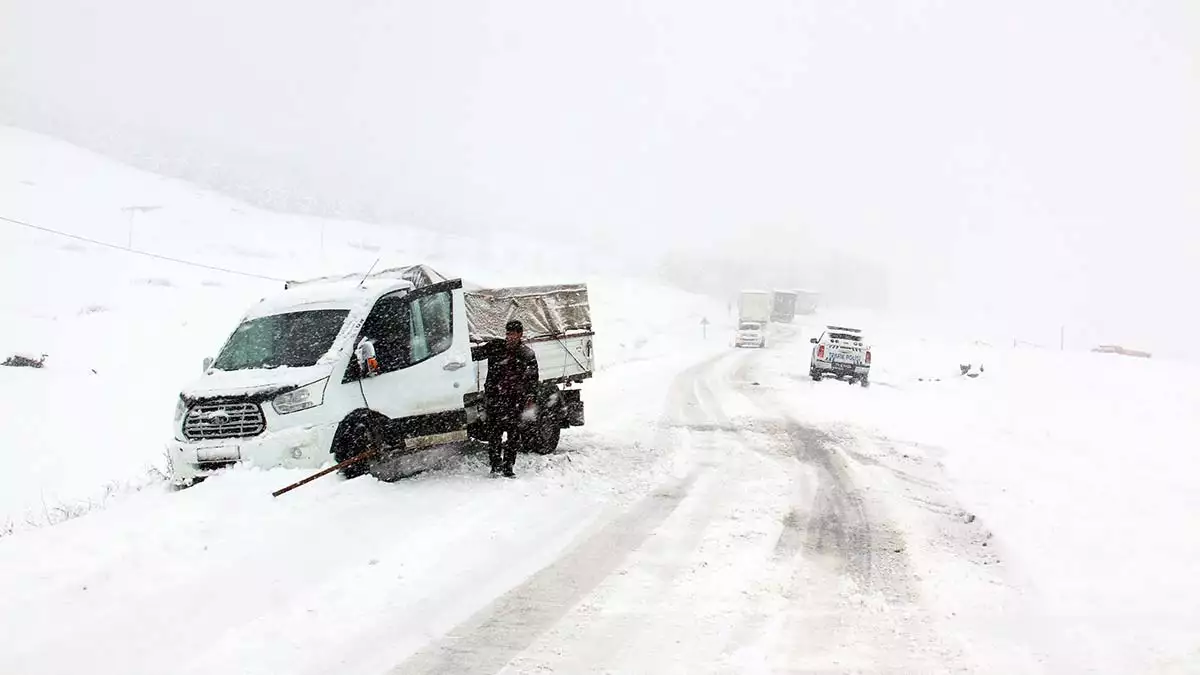 Ekipler, yağışın devam ettiği bölgede yolun yeniden kapanmaması için çalışmalarını aralıksız sürdürüyor