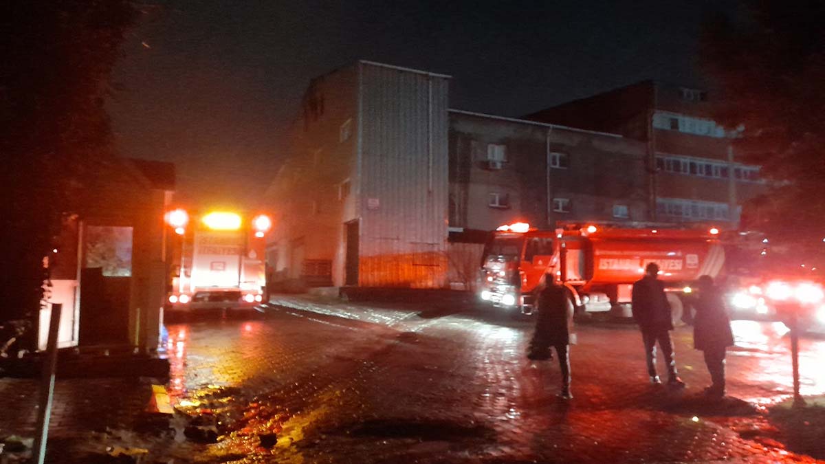 İtfaiye ekipleri yangının çıkış sebebini araştırırken, soruşturma sürüyor.