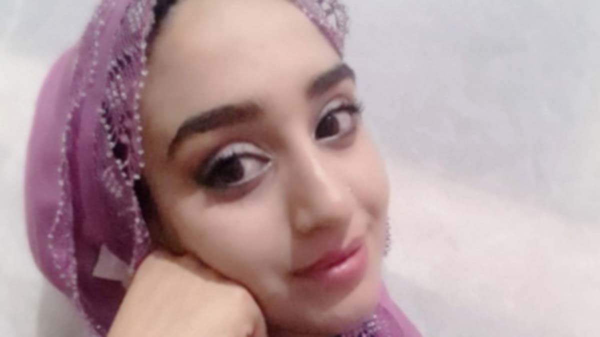 18 yaşındaki İpek Er'in annesi Hikmet ve babası Fuat Er ile avukatları salonda hazır bulundu.