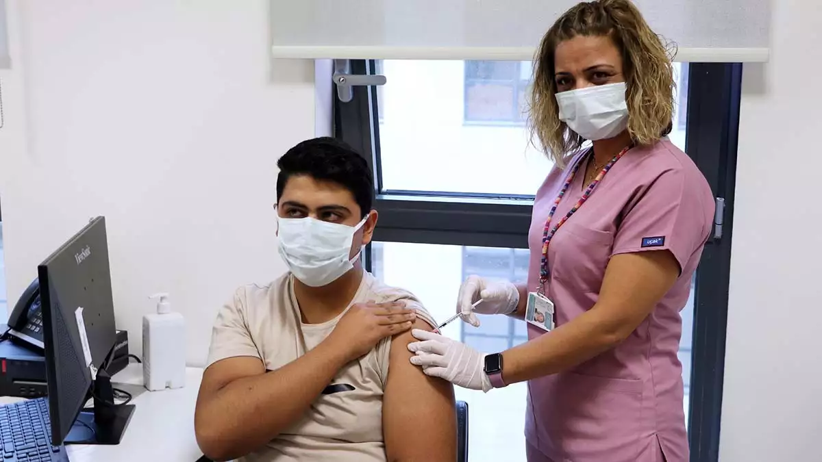 Eskişehir'de 100'üncü gönüllü turkovac aşısını yaptırdı