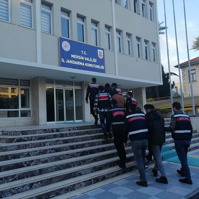 Şüphelilerin evlerindeki aramalarda çok sayıda dijital malzeme ve doküman da ele geçirildi