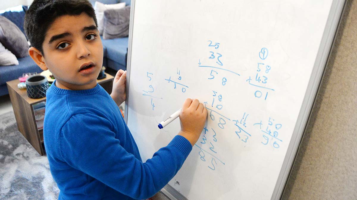 " Birinci sınıftan itibaren Kanguru Matematik Derneği’nin her yıl çeşitli dallarda düzenlediği çeşitli yarışmalardan olan Singapur Matematik Olimpiyatları'nda dünya birincisi oldu"