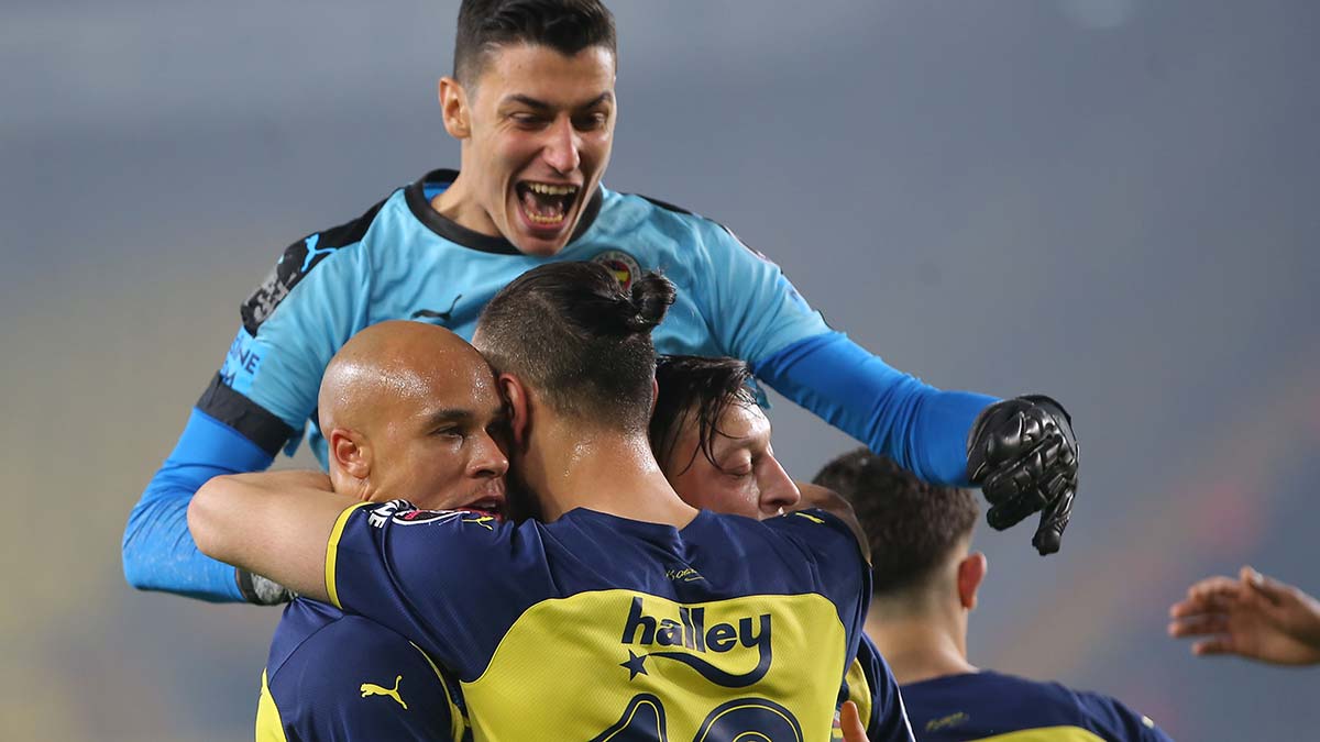  Szalai, Serdar Dursun’un kaydettiği 70 ve 90’ıncı dakikalardaki gollere asist katkısı sunarak taraftardan alkış aldı 