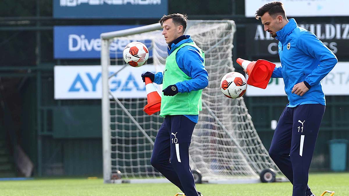 Sarı-lacivertlilerde, sakatlığı bulunan Altay Bayındır takımdan ayrı özel program dahilinde çalıştı