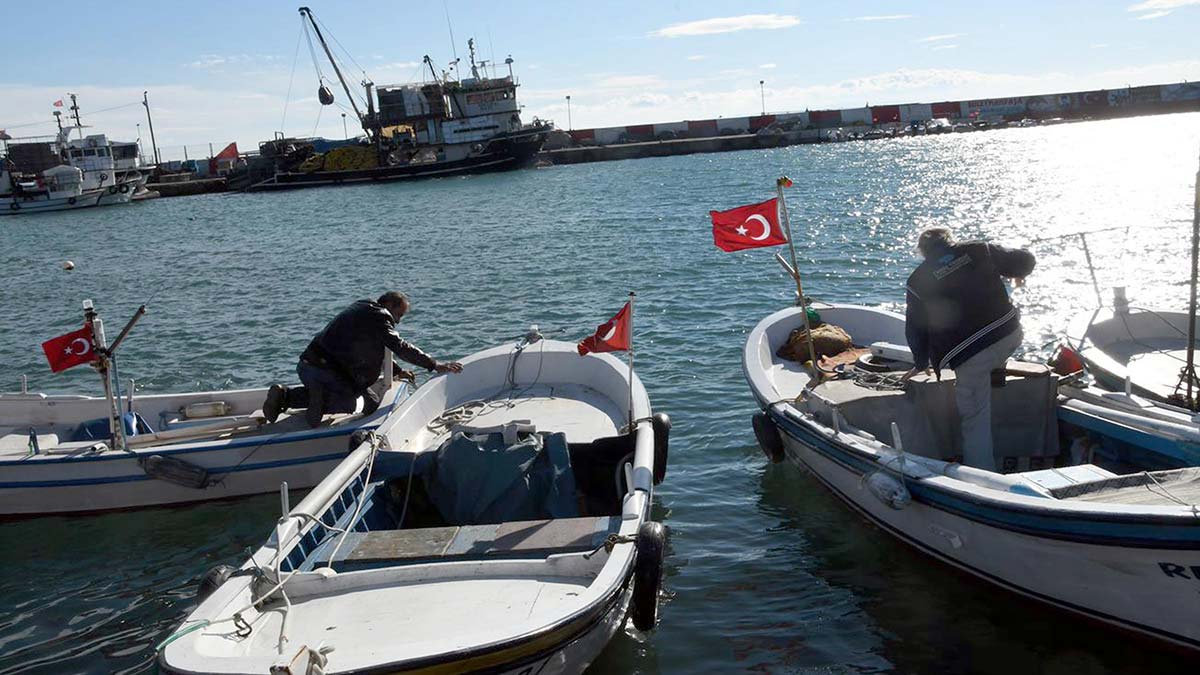 Fırtına sonrası balıkçılarda av hazırlığı