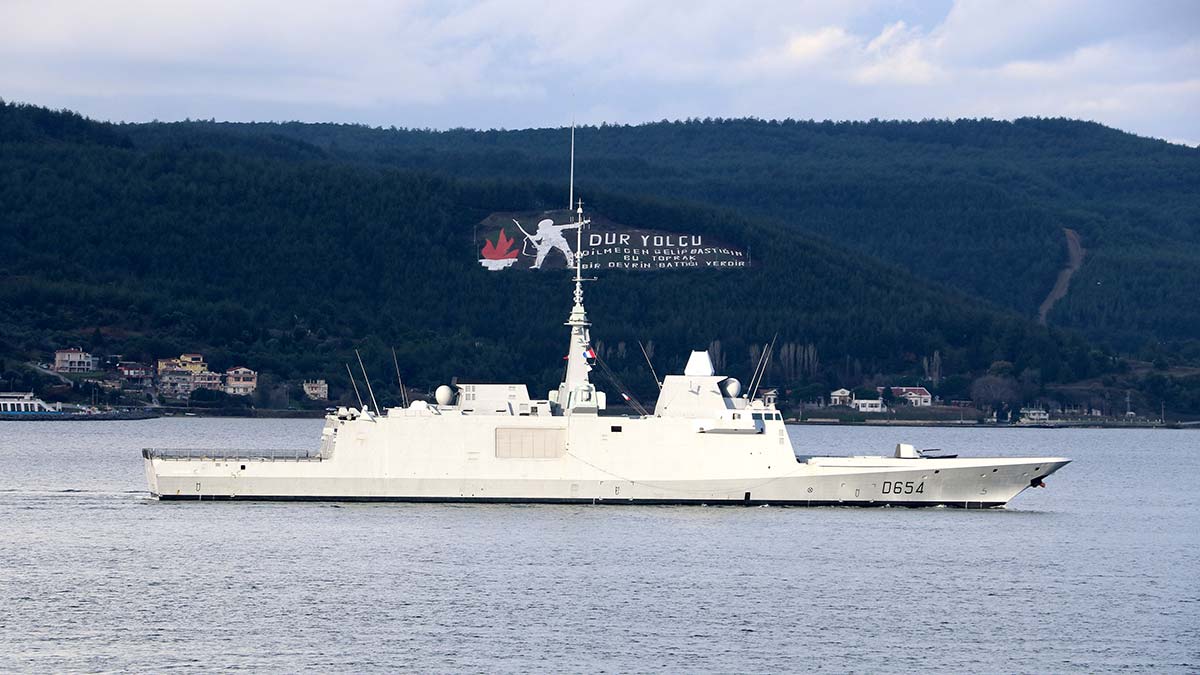 Fransa Donanmasına ait savaş gemisi Boğaz'dan geçti