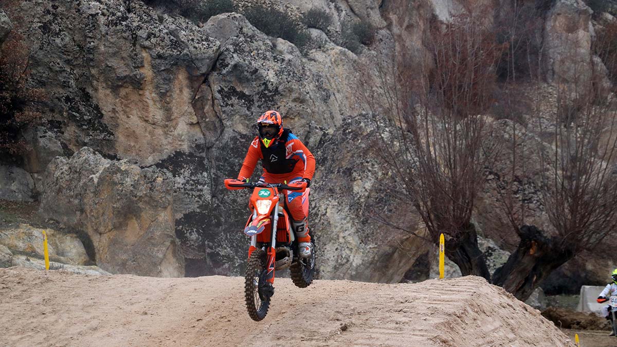 Şampiyona öncesinde motosiklet ve ATV sürücüleri tarihi evler ile sokaklarda gezdi