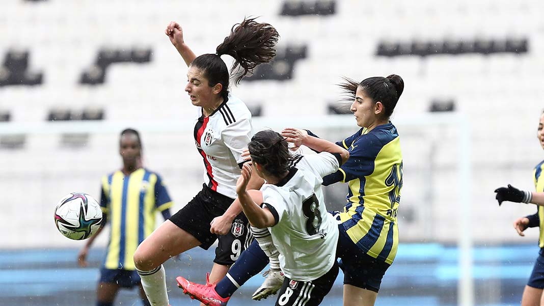 Futbol derbisinin ilki kadınlarda başladı