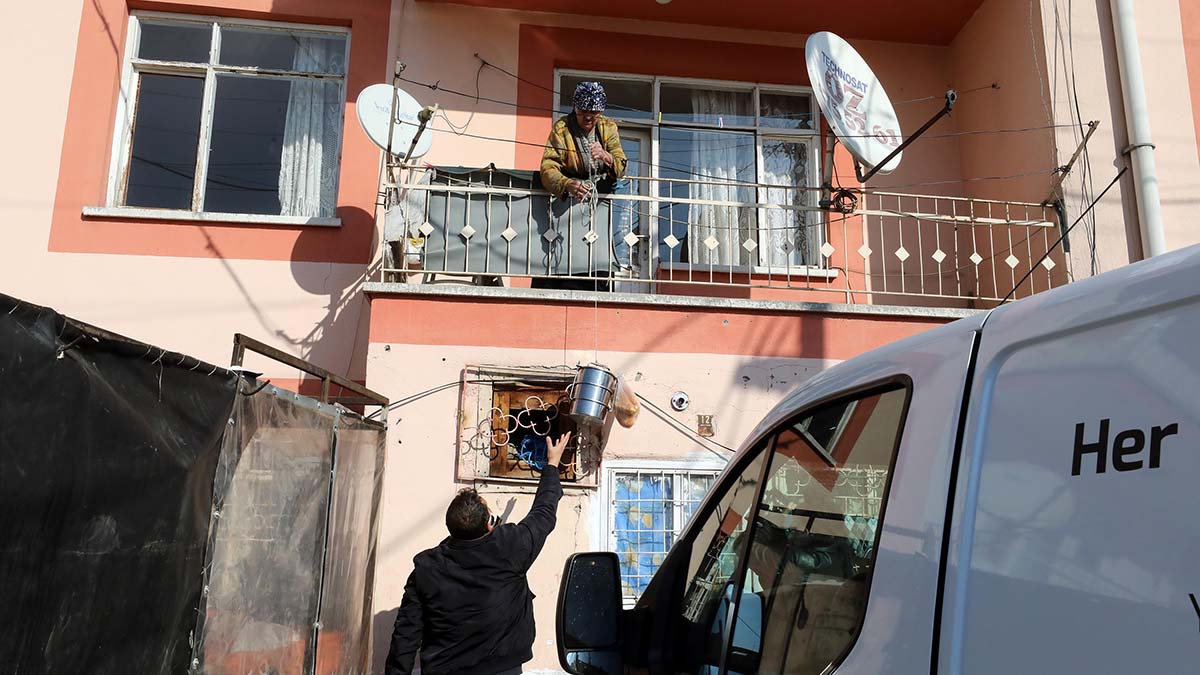 85 yaşındaki Fatma Teyze’den Korona’ya ip önlemi. Yenimahalle Belediyesi günlük bin 500 yemek dağıtıyor.