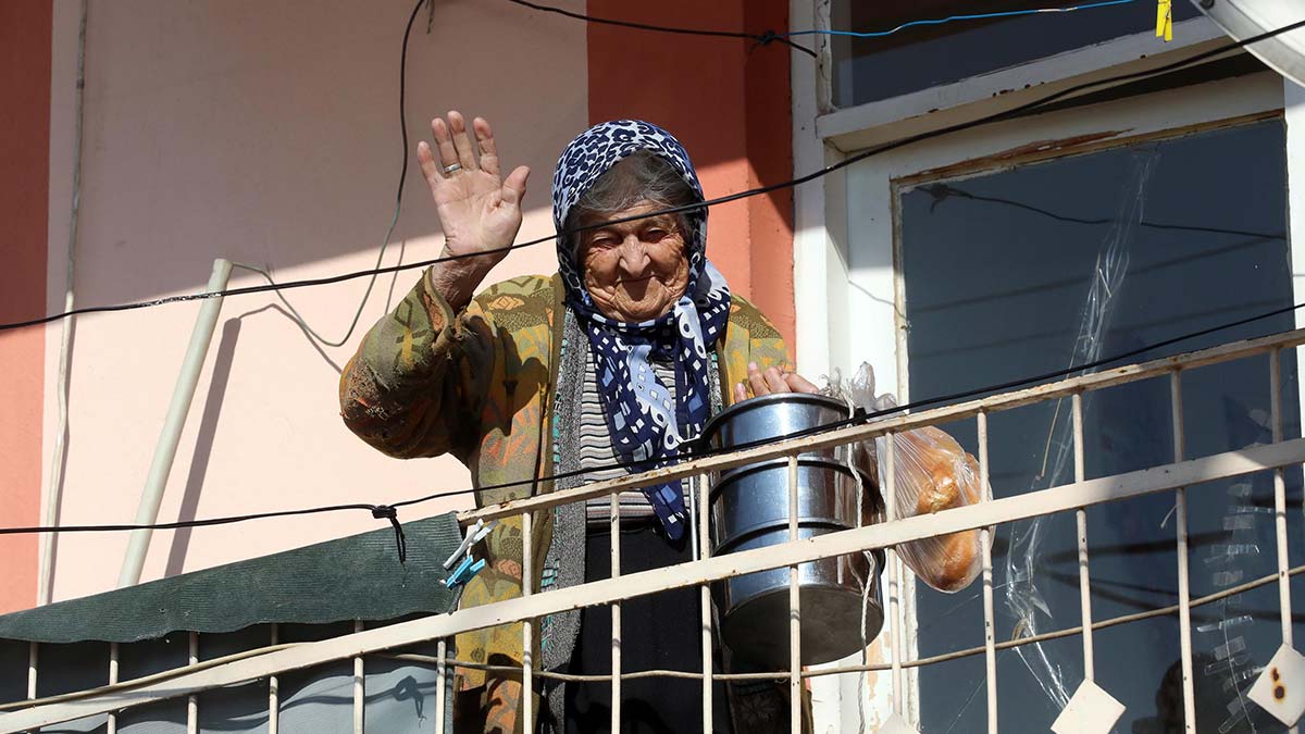 Yenimahalle Belediyesi günlük bin 500 yemek dağıtıyor