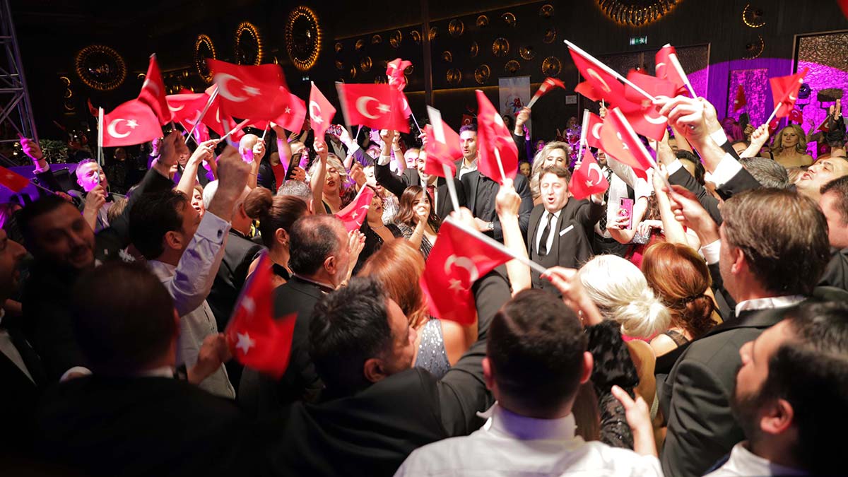 Genç girişimciler yılbaşı balosunda buluştu