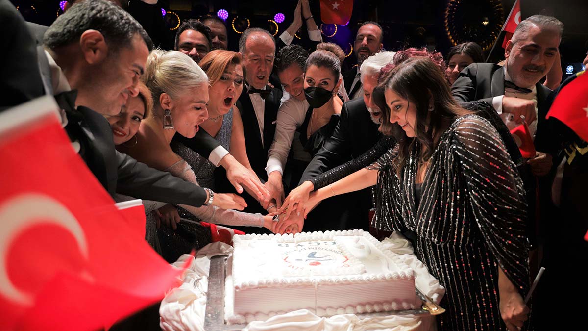 "Hepimiz çok yorulmuş, yıpranmış, üzülmüş, kaygılanmış, umutsuzluğa kapılmış olabiliriz. Ama bu günler de geçecek. Vazgeçmek yok, karamsarlık yok, pes etmek yok"