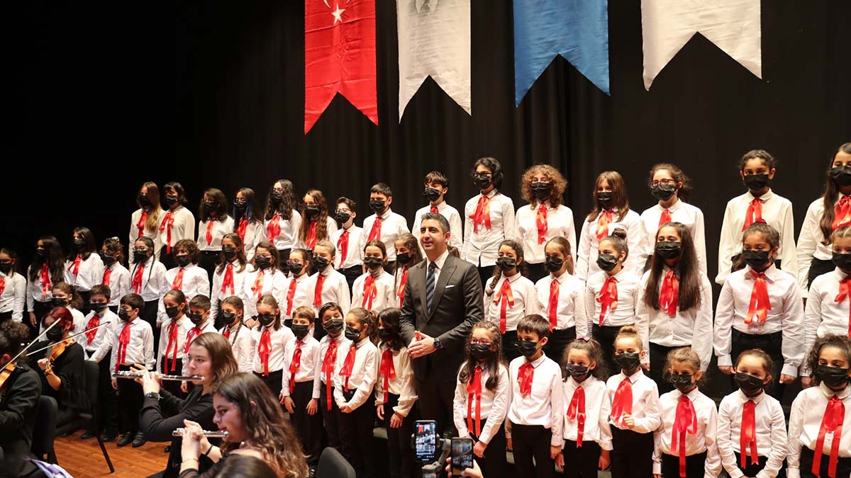 " Yetenekli çocukları bulmak için bir gayretimiz de var. Okullardaki müzik öğretmenleriyle iletişim halindeyiz"