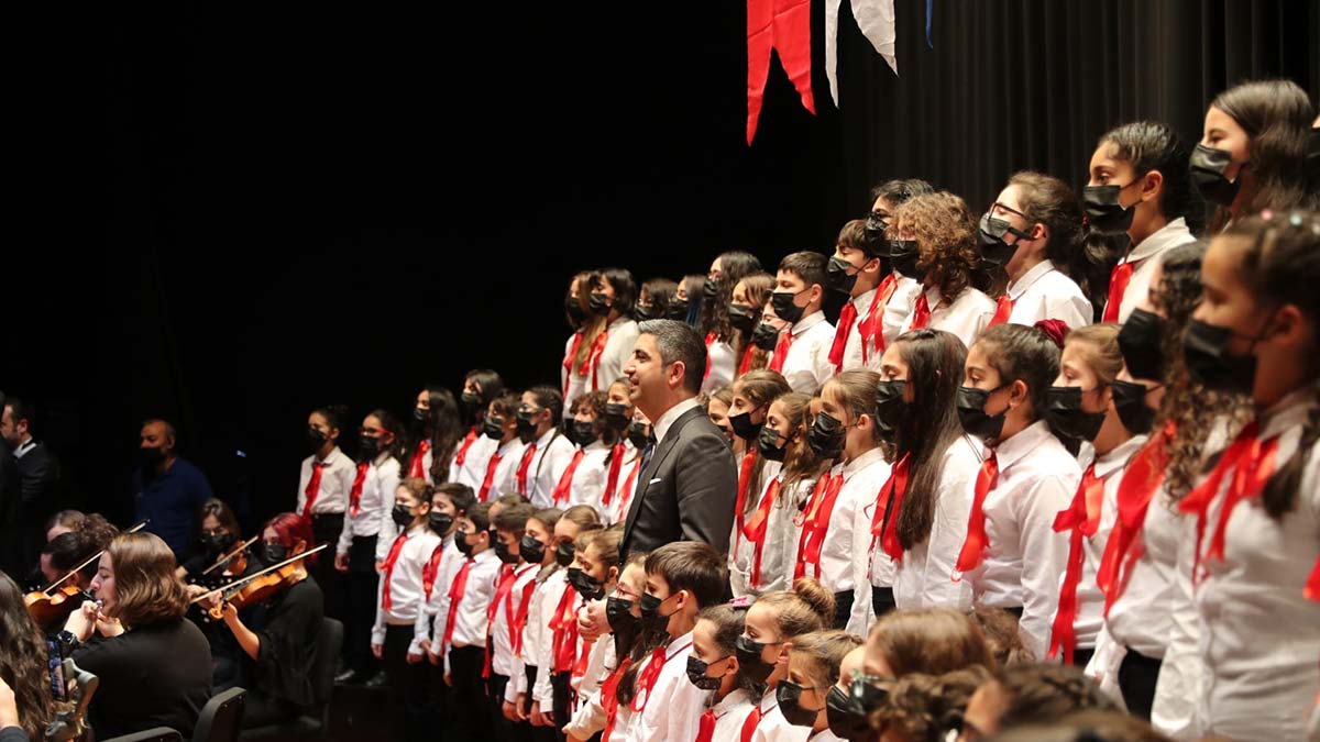 Başkan Gökhan Yüksel ve Çocuk Korusu, dinleyenler tarafından ayakta alkışlandı.