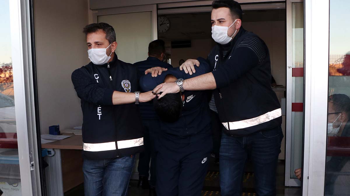 Karnından tabancayla vurulduğu belirlenen Yıldız, Yüreğir Devlet Hastanesi'ne kaldırdı, ancak doktorların tüm çabasına karşın kurtarılamadı