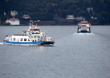 Çanakkale'nin Gökçeada ilçesine yapılması planlanan bazı tarifeli feribot seferleri, olumsuz hava şartları nedeniyle iptal edildi.