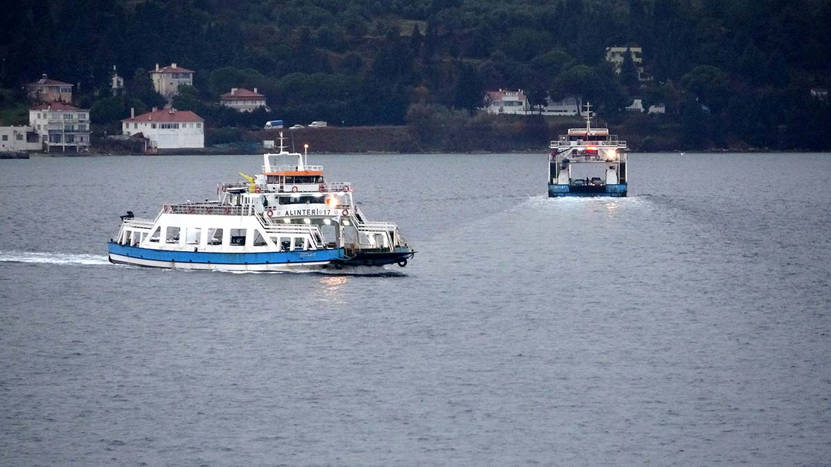 Çanakkale'nin Gökçeada ilçesine yapılması planlanan bazı tarifeli feribot seferleri, olumsuz hava şartları nedeniyle iptal edildi.