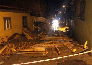 Gölmarmara'da kuvvetli fırtınada evin çatısı uçtu