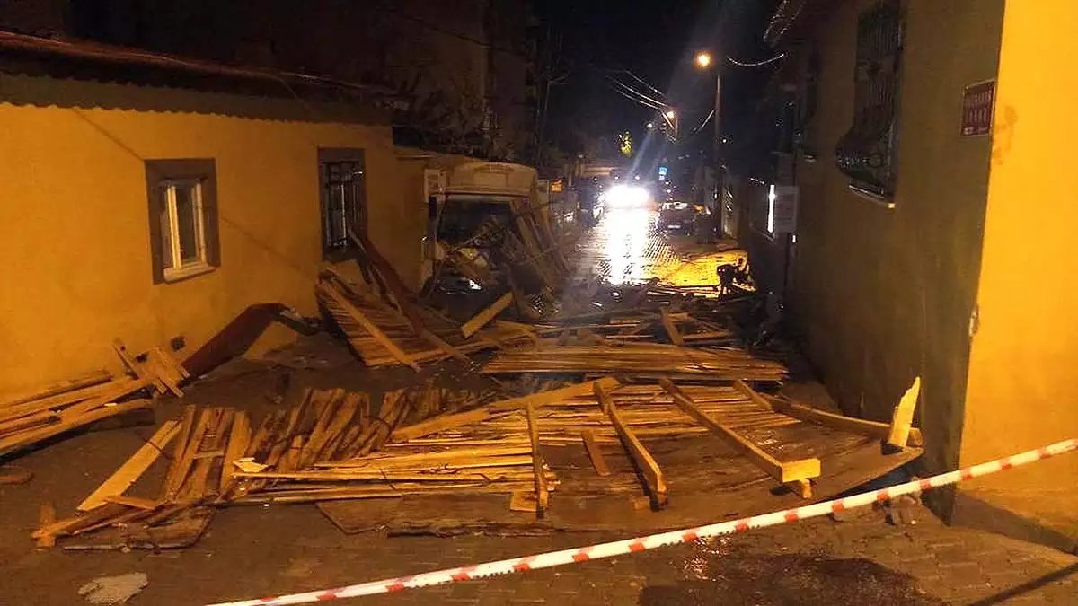 Gölmarmara'da kuvvetli fırtınada evin çatısı uçtu