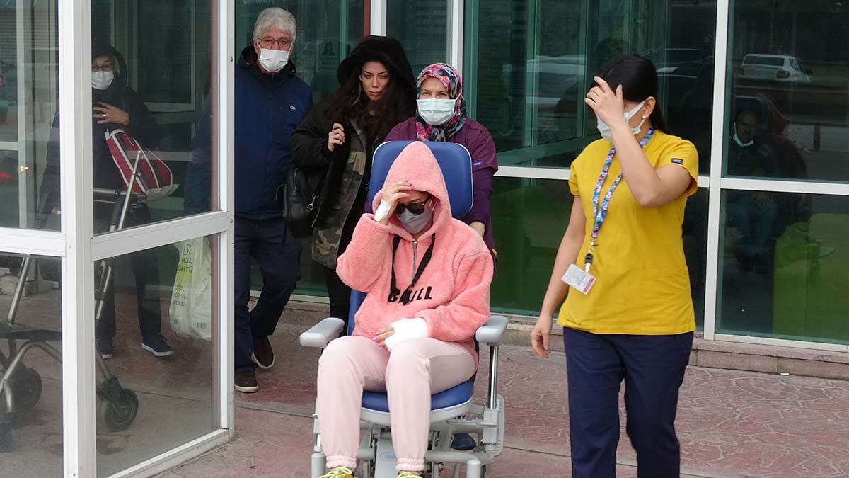 Tekerlekli sandalyeyle ile hastaneden çıkan Ergül'ün sol el parmaklarında kırık bulunduğu ve sarılı olduğu görüldü