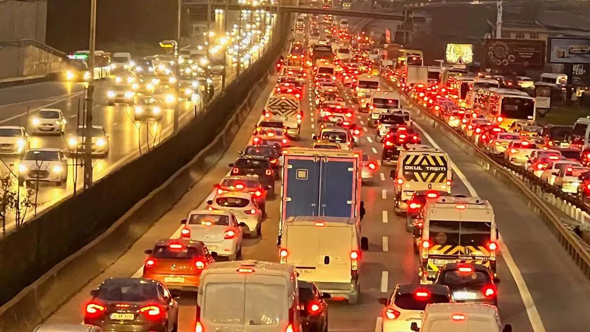 Haftanın ilk iş gününde trafik yoğunluğu yüzde 63