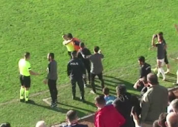 Hakeme kafa atan futbolcu özür diledi
