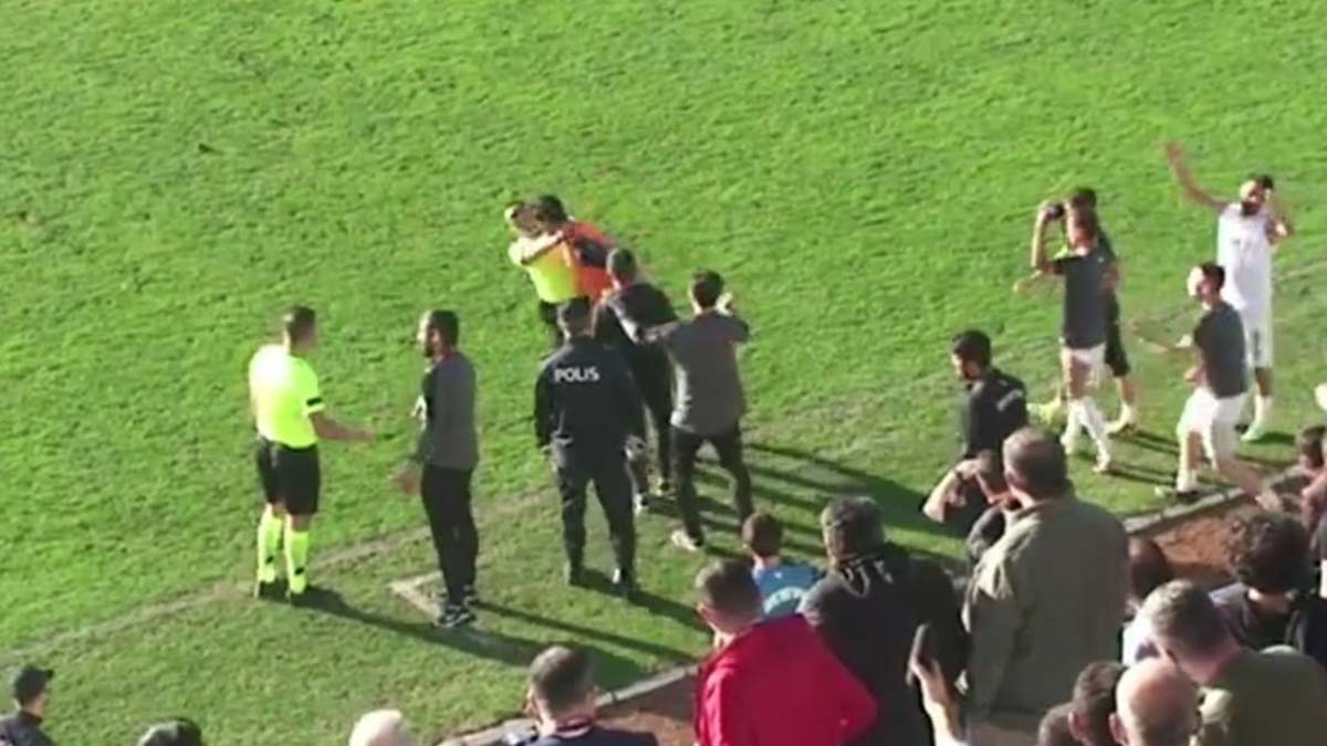 Hakeme kafa atan futbolcu özür diledi