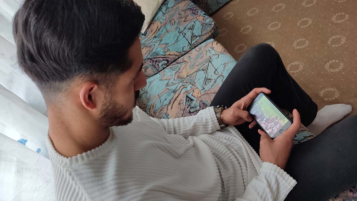 Futbolcunun hakeme kafa attığı anlar karşılaşmayı canlı yayınlayan A52 TV'nin kamerasına yansıdı