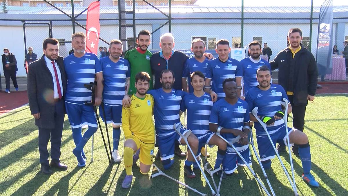 " Ailemizin onun yönünden geliştirdiği hassasiyetleri, bakım için yaptıkları fedakârlıkları, bilerek görerek büyüdüm"