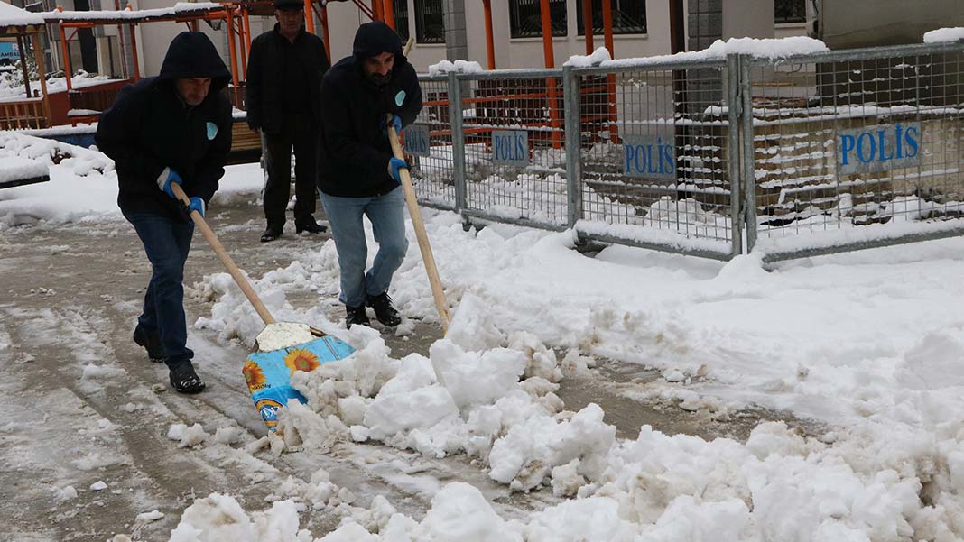 Hakkari ve 2 ilçesinde okullar yarım gün tatil