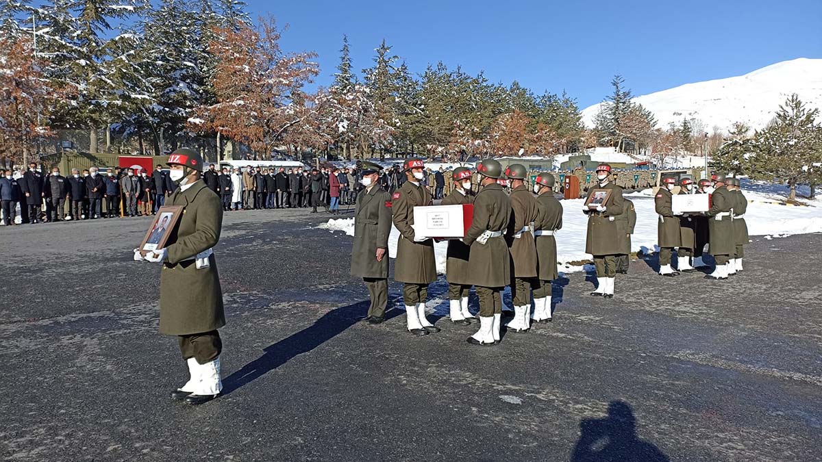  3 askerin cenazeleri, Hakkari Dağ ve Komando Tugay Komutanlığı'ndaki tören sonrası memleketlerine uğurlandı 