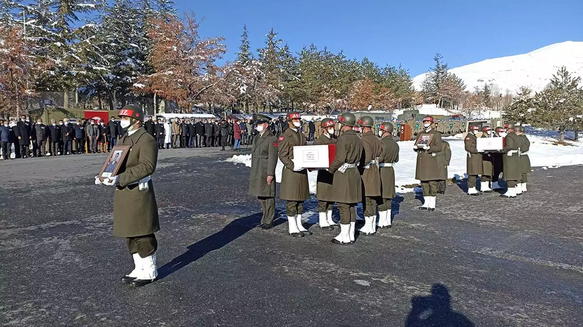 3 askerin cenazeleri, hakkari dağ ve komando tugay komutanlığı'ndaki tören sonrası memleketlerine uğurlandı
