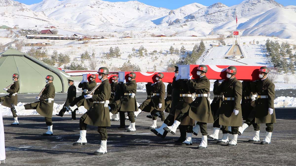  1 dakikalık saygı duruşunda bulunulmasının ardından şehitlerin öz geçmişleri ve dualar okundu 