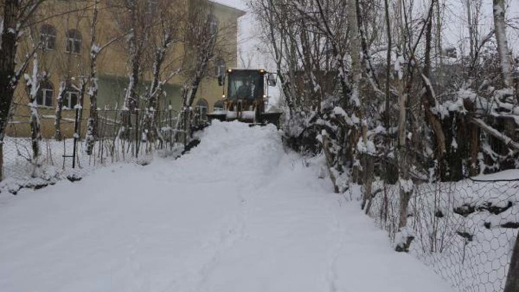Hakkari'de kar yağışı nedeniyle eğitime ara