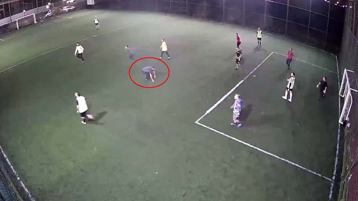 Halı sahada maç yaparken kalp krizi geçirip öldü