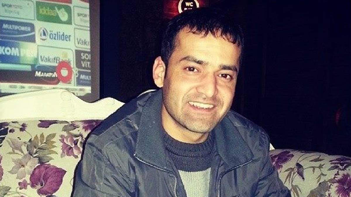 Göktaş'ın yere yığıldığı anlar, halı sahanın güvenlik kamerasına yansıdı