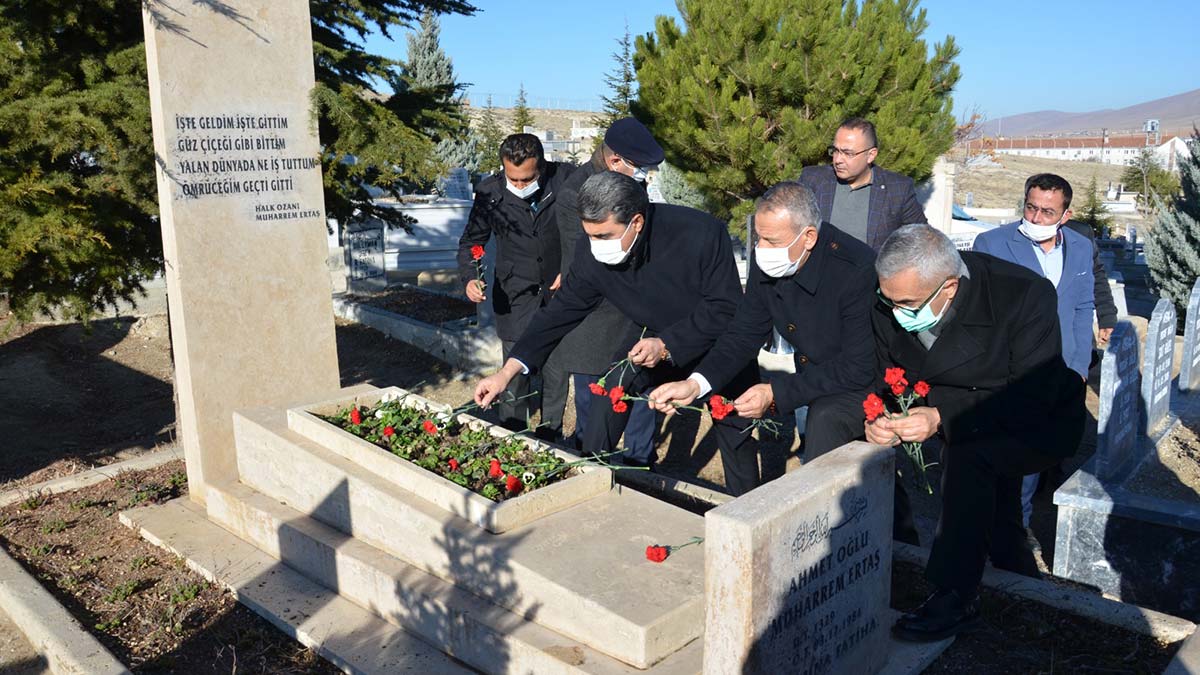 Halk ozanı Muharrem Ertaş mezarında anıldı
