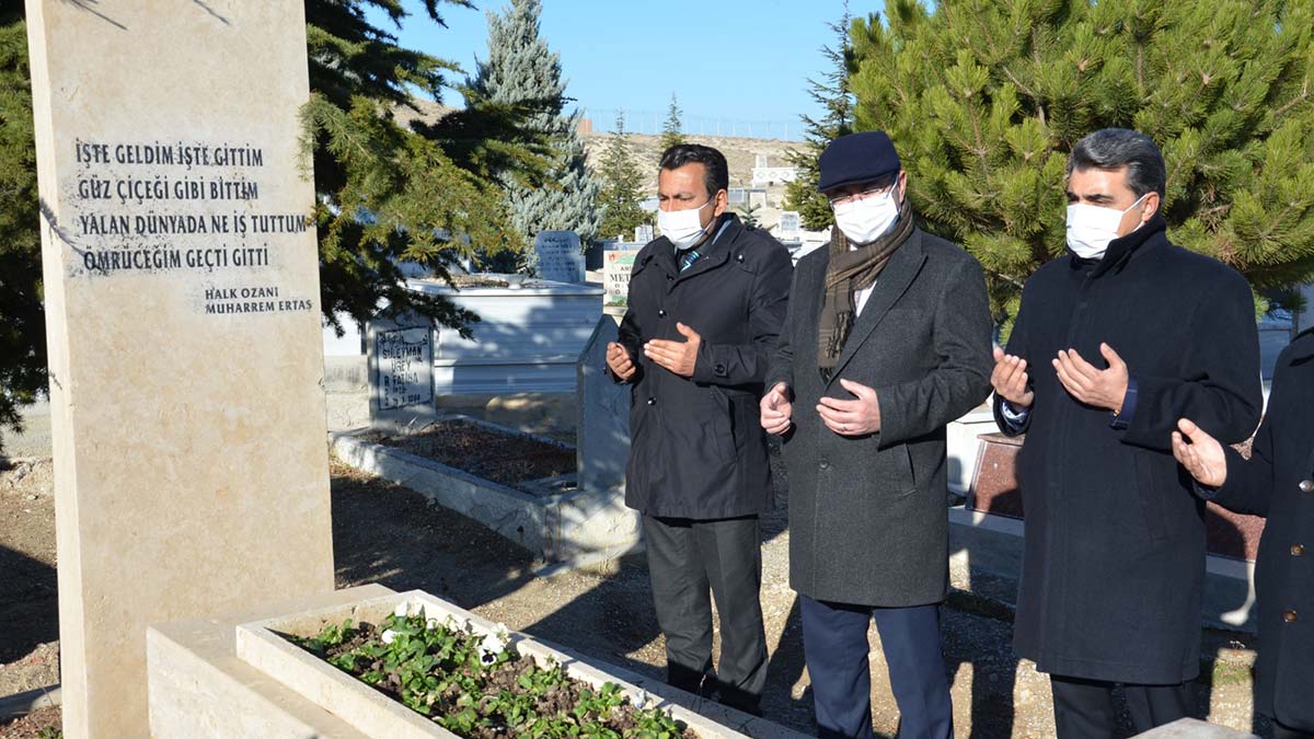 " O yanık sesten, kendi diline çevirdiği manadaki sözlerden etkilendiler"