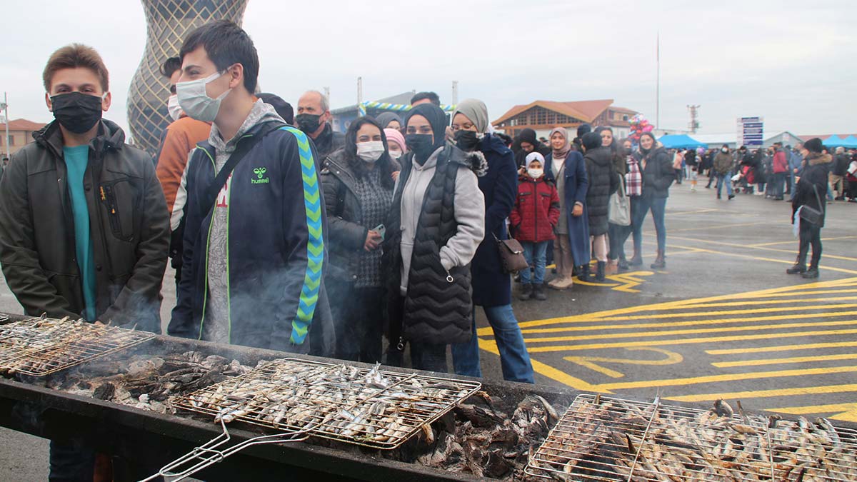 Hamsi Festivali'nde 2,5 ton hamsi 2 saatte tükendi