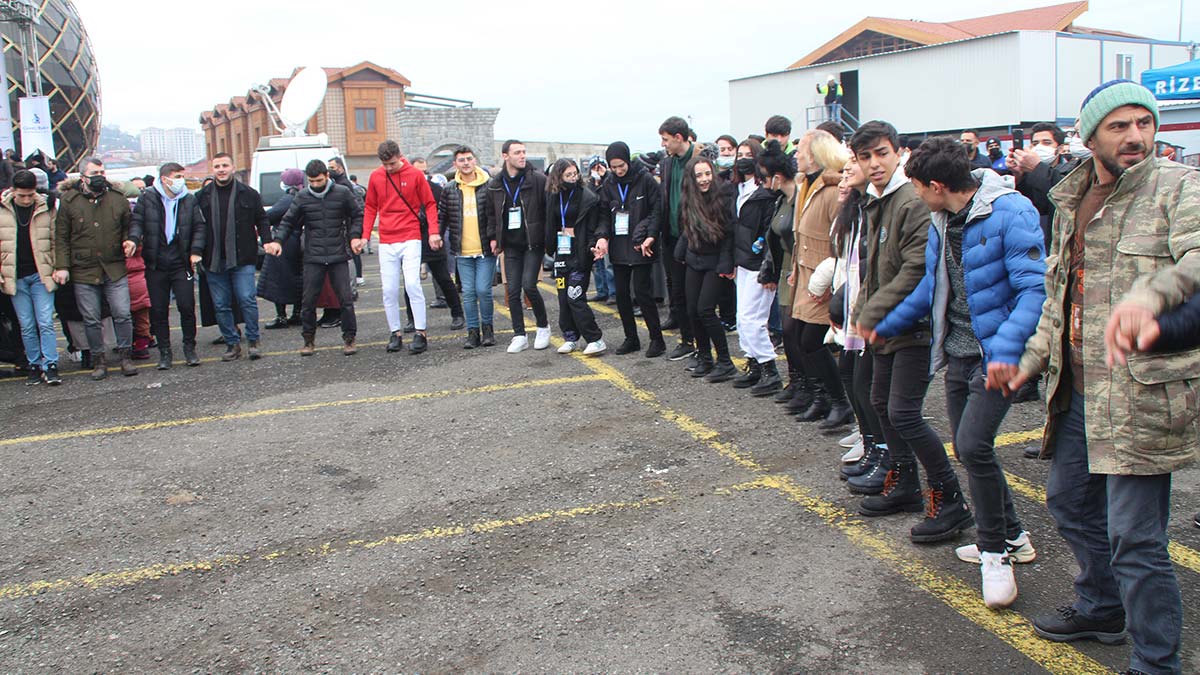 " Hamsiden yapılan bir çok yemek var. Hamsiye doyduk"