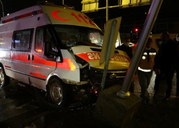 Hasta taşıyan ambulans otomobil ile çarpıştı