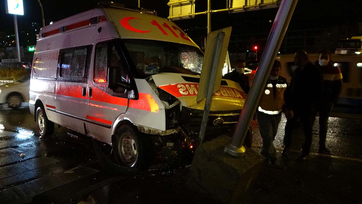 Hasta taşıyan ambulans otomobil ile çarpıştı