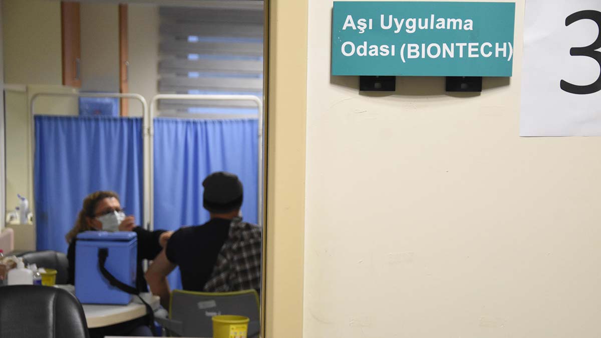 " Uçağa binmemiz için aşılarımızı tamamlıyoruz, PCR testimizi de verdik"