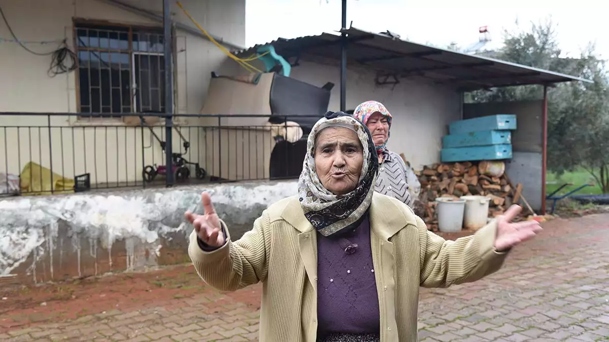 İhbar üzerine adrese itfaiye, polis ve sağlık ekipleri sevk edildi. İtfaiye ekibi, alevlere müdahale ederek yangını söndürdü