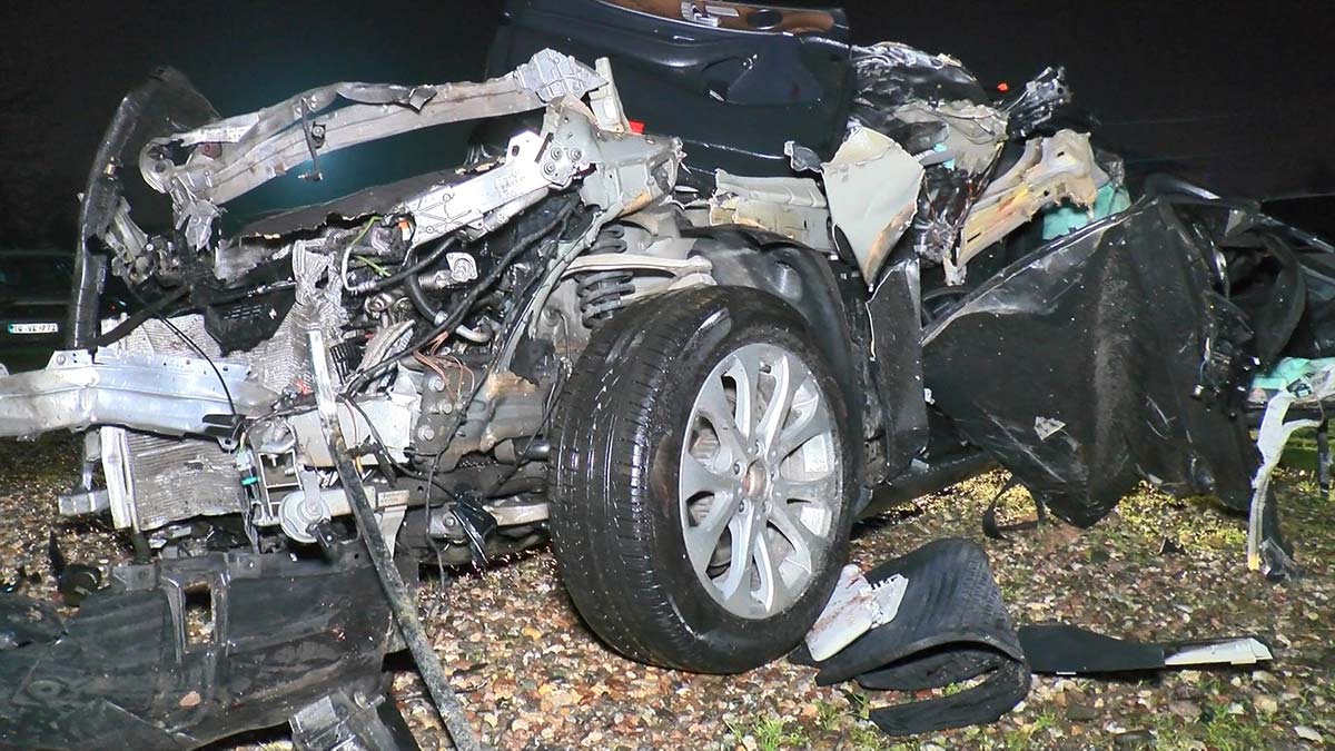 Savrulan otomobil, bariyerlere çarparak durdu